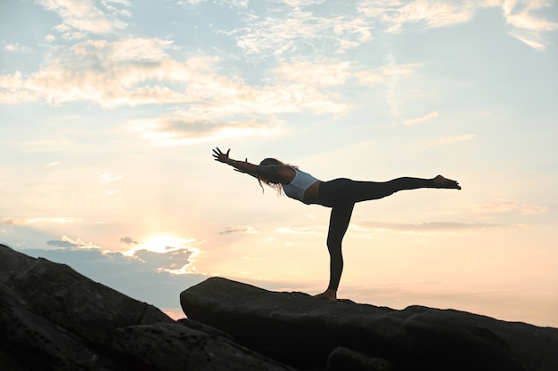 Mujer practicando yoga en la naturaleza