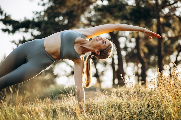 Foto mujer practicando yoga en el parque