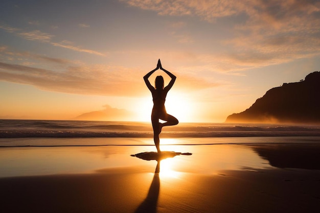 Una mujer practicando yoga en la playa al atardecer.