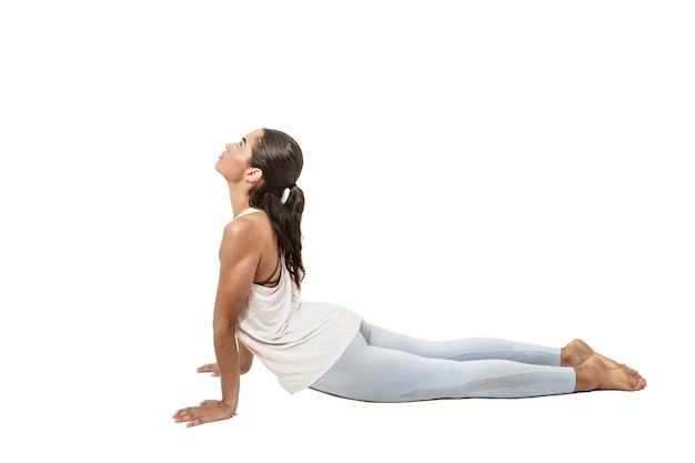 mujer practicando el yoga pose de cobra o bhujangasana