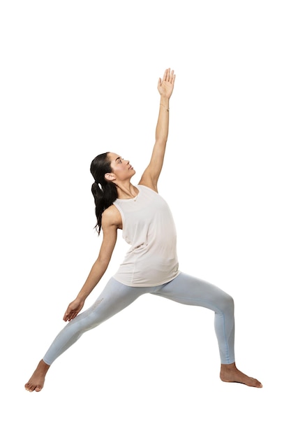 Mujer practicando yoga sobre un fondo blanco