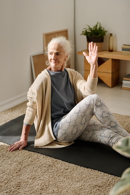 Foto mujer practicando yoga en el suelo