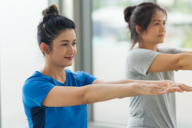 Mujer practicando yoga trabajando, vistiendo ropa deportiva, calma y relax, felicidad femenina.