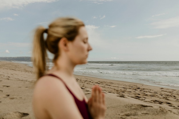 Mujer, practicar, yoga, en la playa