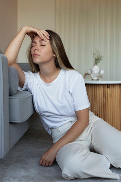 Mujer preocupada en casa vista frontal