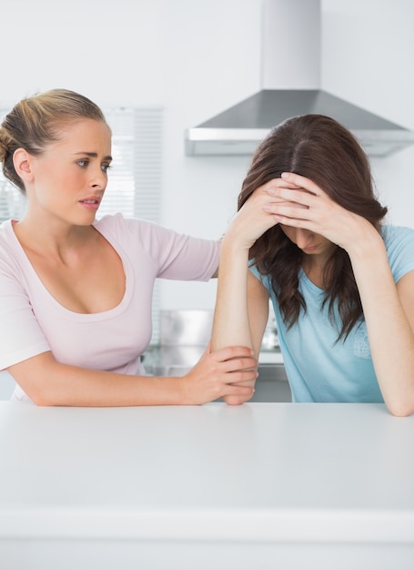 Mujer preocupada mirando a su amigo molesto