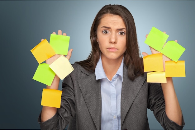 Foto mujer preocupada con muchas notas en las manos