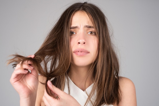 Mujer preocupada por el problema de la caída del cabello