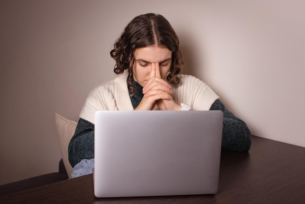 Mujer preocupada sentada con una computadora portátil siente miedo ansiedad mujer estresada tomando decisiones difíciles