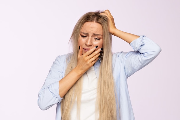 Mujer preocupada en una situación de vida difícil