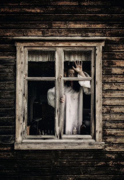 Foto mujer preocupada vista por la ventana