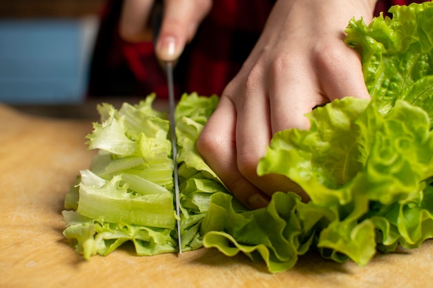 una mujer prepara una ensalada vegetariana