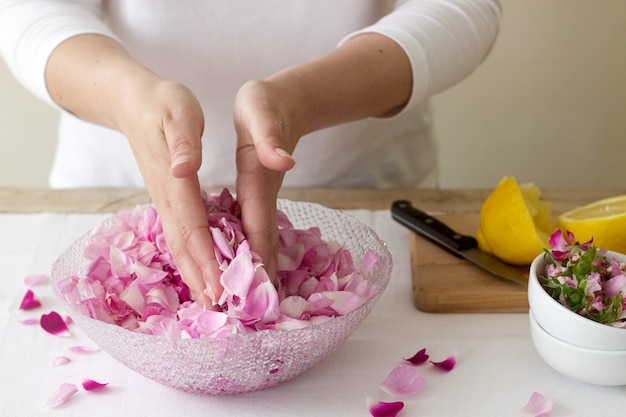 Una mujer prepara mermelada de rosas