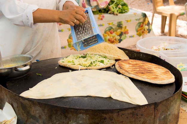 Una mujer prepara pasteles turcos tradicionales gozleme