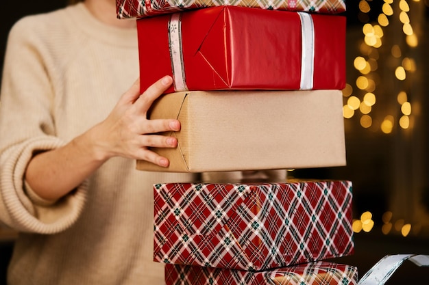 Mujer prepara regalos para amigos y familiares en nochebuena