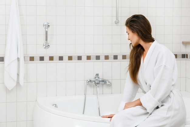 Mujer se prepara para tomar un baño