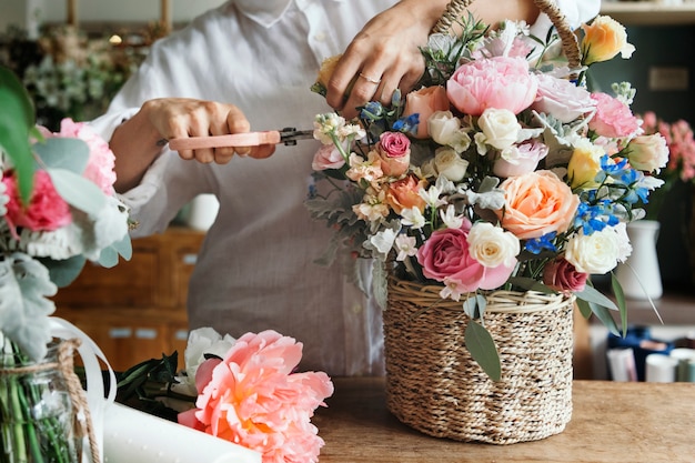 Mujer preparando y arreglando flores