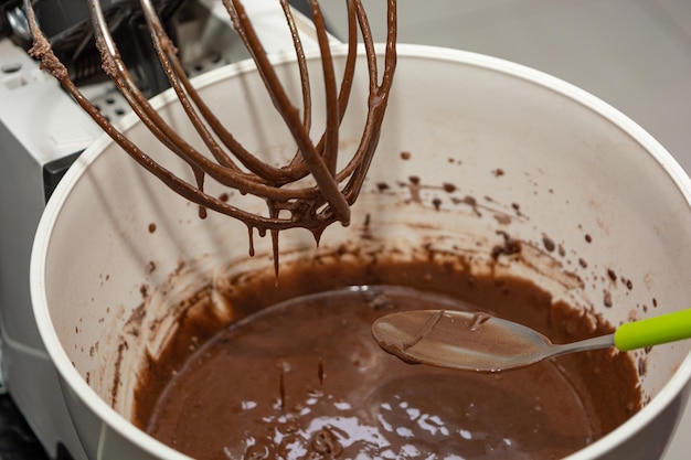 Mujer preparando brownie en una batidora brownie de chocolate casero