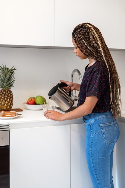 Foto mujer preparando café soluble en casa mientras prepara un desayuno saludable