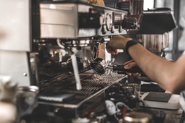 Mujer preparando café en la tienda