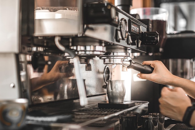 Mujer preparando café en la tienda