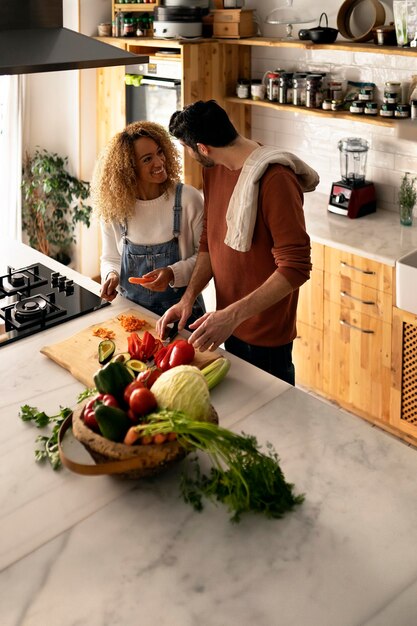 Foto mujer preparando comida en la cocina de su casa