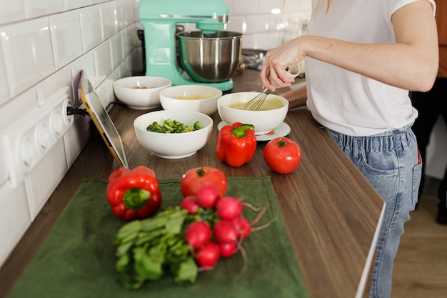 Mujer preparando comida en la cocina