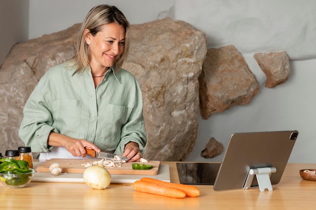 Foto mujer preparando comida tiro medio