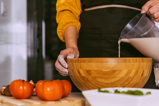 Mujer preparando deliciosas pizzas con ingredientes saludables. Concepto hecho en casa.