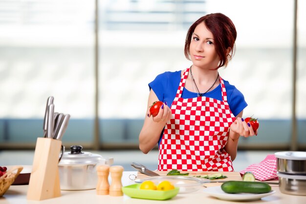 Mujer preparando ensalada en la cocina