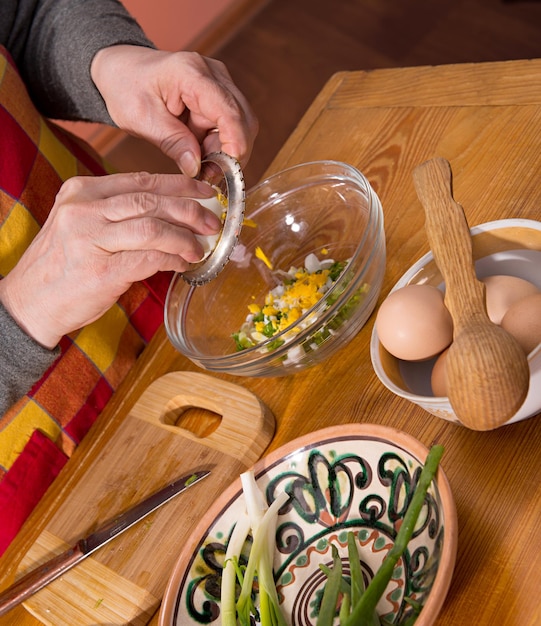 Mujer preparando ensalada