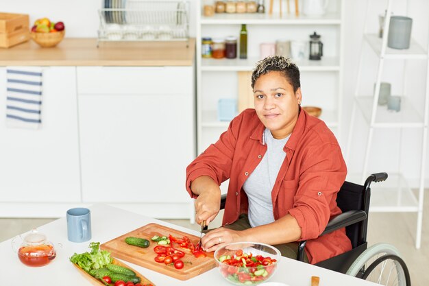 Mujer preparando ensalada