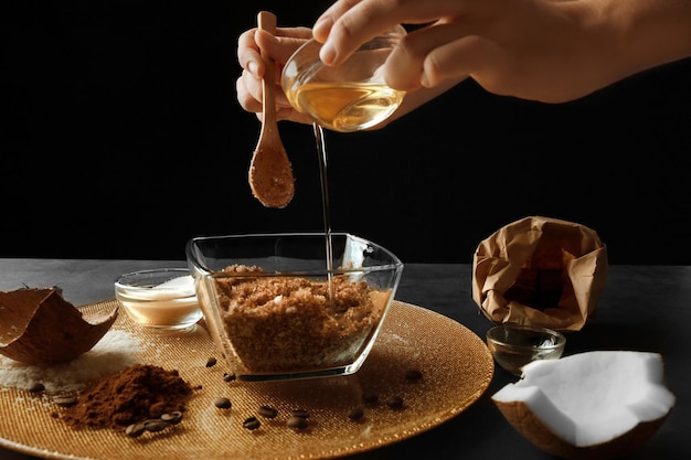 Mujer preparando exfoliante casero