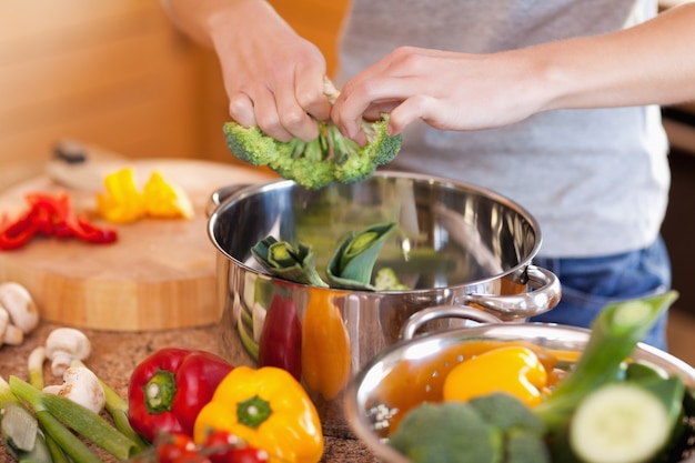 Foto mujer preparando guiso