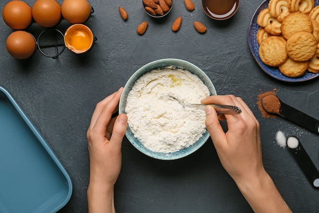 Mujer preparando panadería en la mesa, vista superior