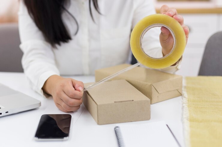Foto mujer preparando un paquete de cyber monday