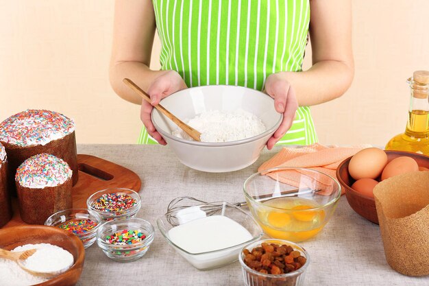 Mujer preparando pastel de Pascua en la cocina