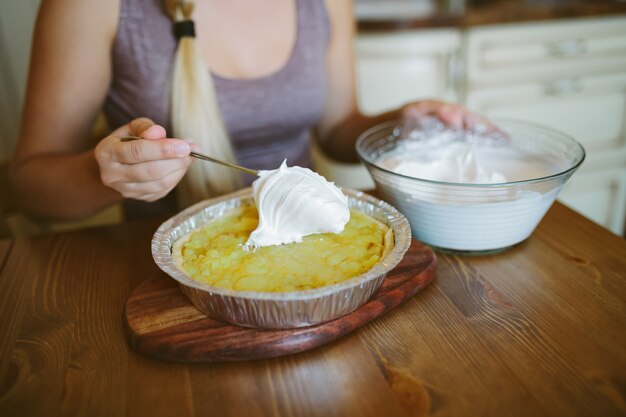 Foto mujer preparando pastel