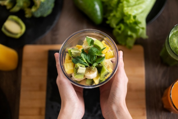 Foto mujer preparando su receta de jugo