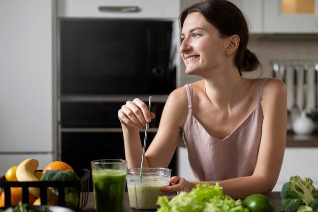 Foto mujer preparando su receta de jugo