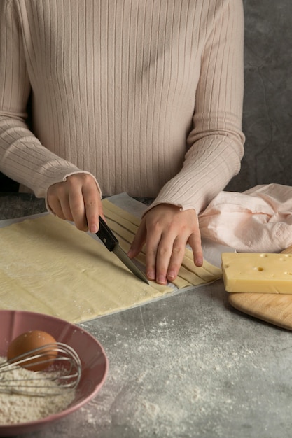 Foto mujer preparando unos tequeños tradicionales