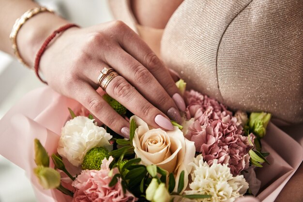 Mujer preparándose antes de la ceremonia de la boda