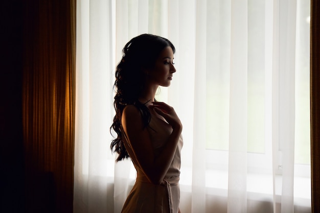 mujer preparándose para la ceremonia de la boda