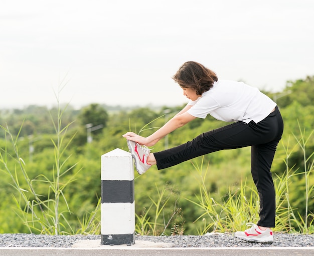 Mujer preparándose para correr al aire libre