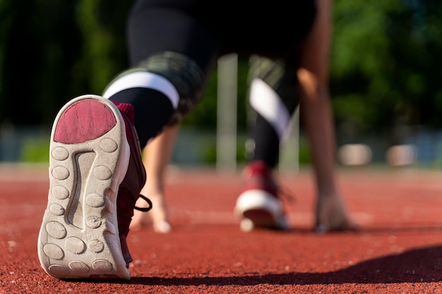 Foto mujer preparándose para correr