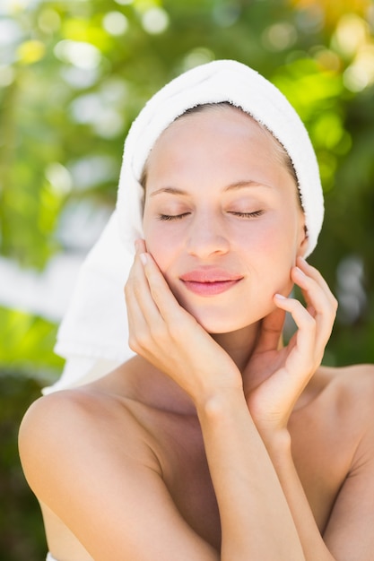 una mujer preparándose para el día del spa