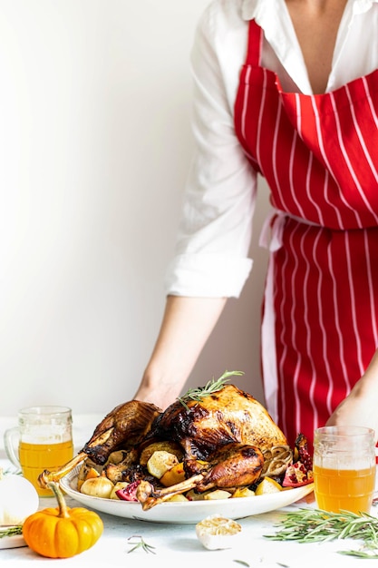 Mujer preparándose para pavo asado para acción de gracias