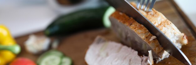 Mujer preparar la cena para la familia