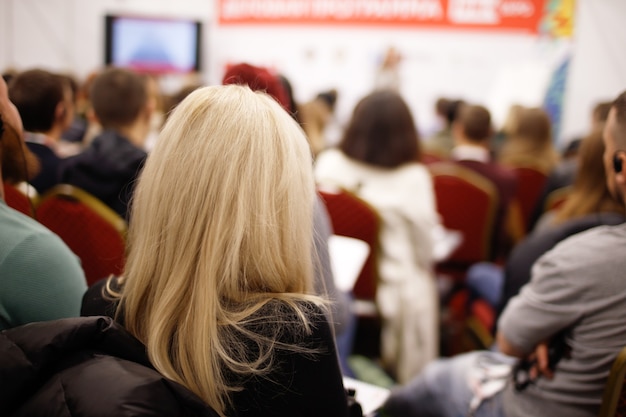 Foto mujer en presentación empresarial sobre formación en equipo