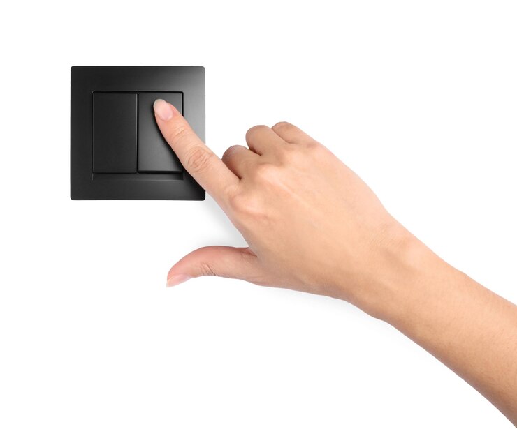 Foto mujer presionando el interruptor de luz en primer plano de fondo blanco